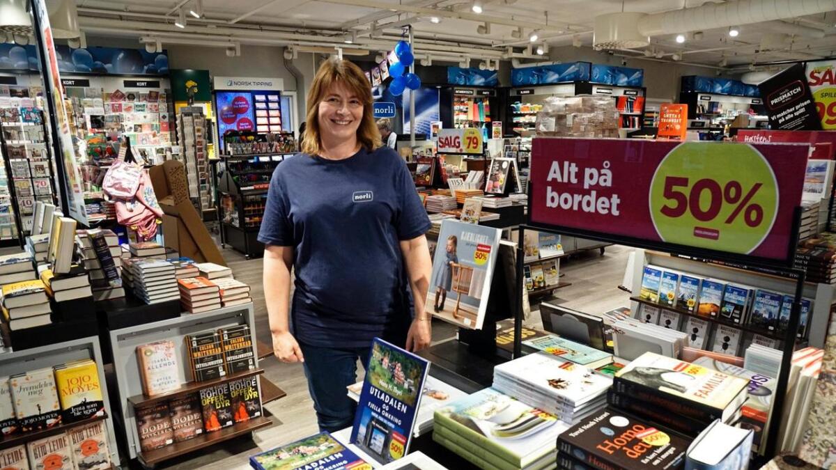 Ingeborg Romslo inviterer til bokdag i Ålingen kjøpesenter som erstatning for bokmessa i Ål kulturhus, som er avlyst dette året.