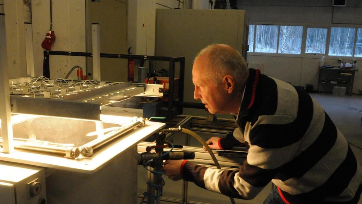 I seks år har den svensk oppfinnaren Ralf Larson utvikle eit nytt og hemmeleg produkt i Gvammen. Her ved ein plastkomponent i ein sjølvprodusert vakumsformingsmaskin for nokre år sidan.