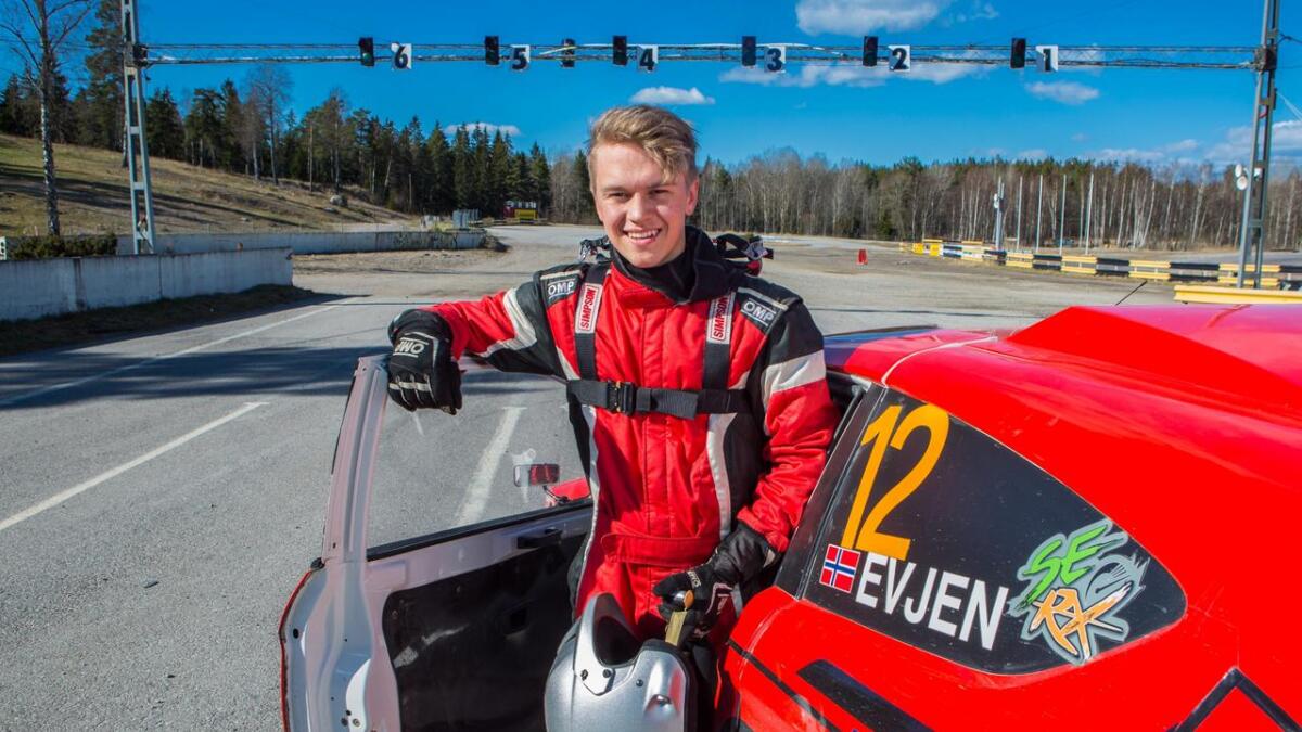 Sondre Evjen (19) har satsa på ei karriere i rallycross. Her på øvings- banen i Sverige.