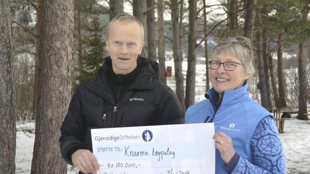 Rune Hagen frå Knarren løypelag fekk tildelt gåva på 100 000 kroner frå Bergit Li i Gjensidigestiftinga.
