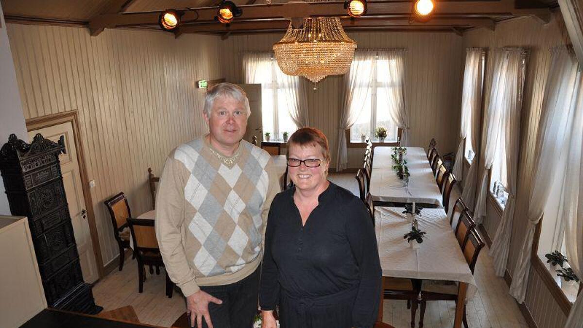 Anita Nicolaysen og Jens Otto Dolva ble i går kveld overrakt Bygningsvernprisen 2010 for sin innsats med å restaurere Nøgternhedens sal. Prisen deles hvert år ut av Adressa og Byselskapet.