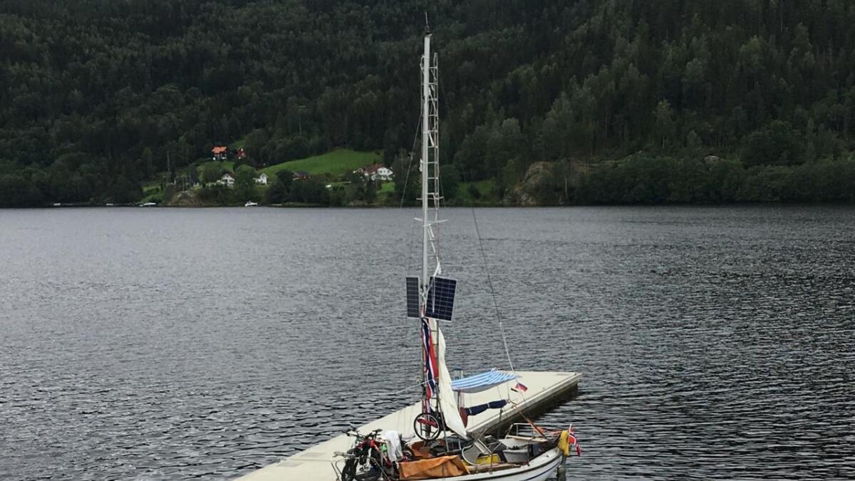I samband med ransaking av ein båt i Kviteseid har politiet tilkalla bombegruppa i Oslo.