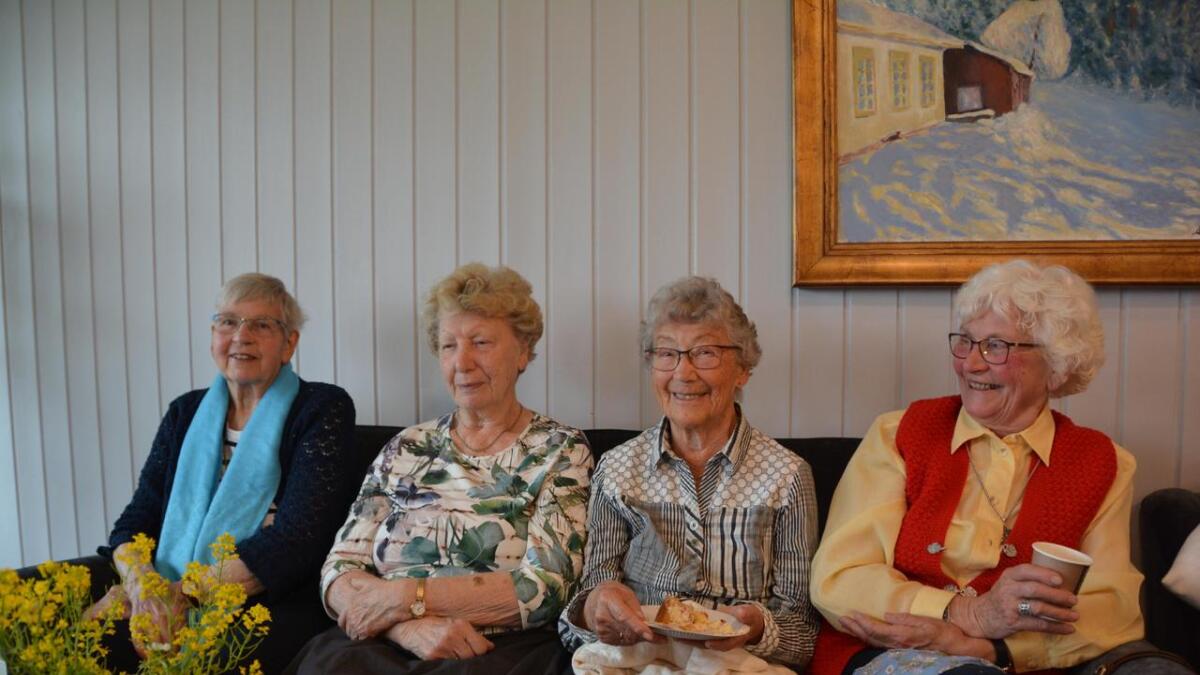 Gudny Moen (t.v.), Borghild Lauvnes, Astrid Olimstad og Anne May Omtveit besøkte det nye dagsenteret og kosa seg på opningsfest. – Eit fantastisk tilbod, seier Omtveit.