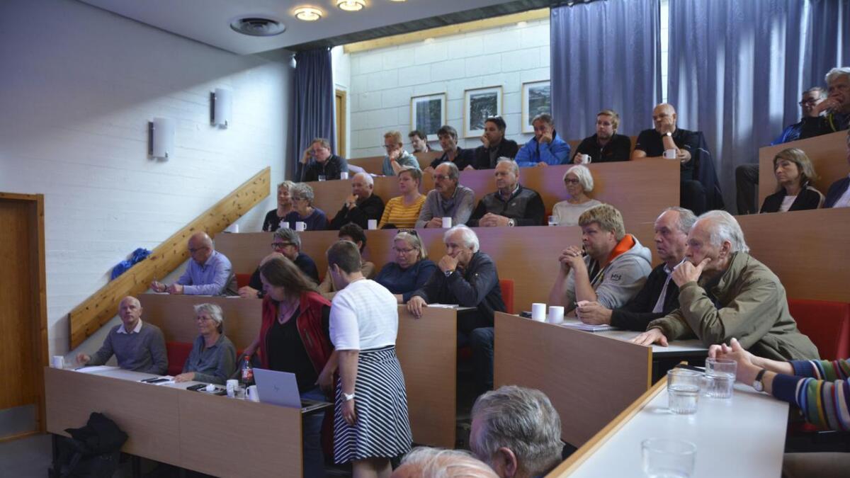 Vesaas-salen på Akademiet var fullsett på torsdagens folkemøte i Rauland. 	båe