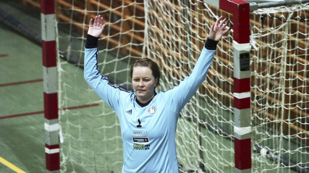 Lena Bøsterud Lundseth og de andre R&Å-spillerne har det tøft i 3. divisjon om dagen.