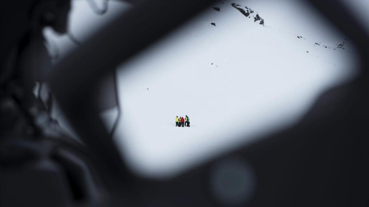 Med snøscooter dro redningsmannskapet og Brattlien til skredområdet for undersøkelse.