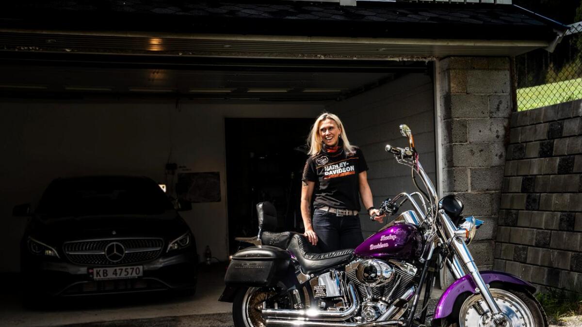 Wenche Dokken cruisar rundt på ein Harley-Davidson Fat Boy.