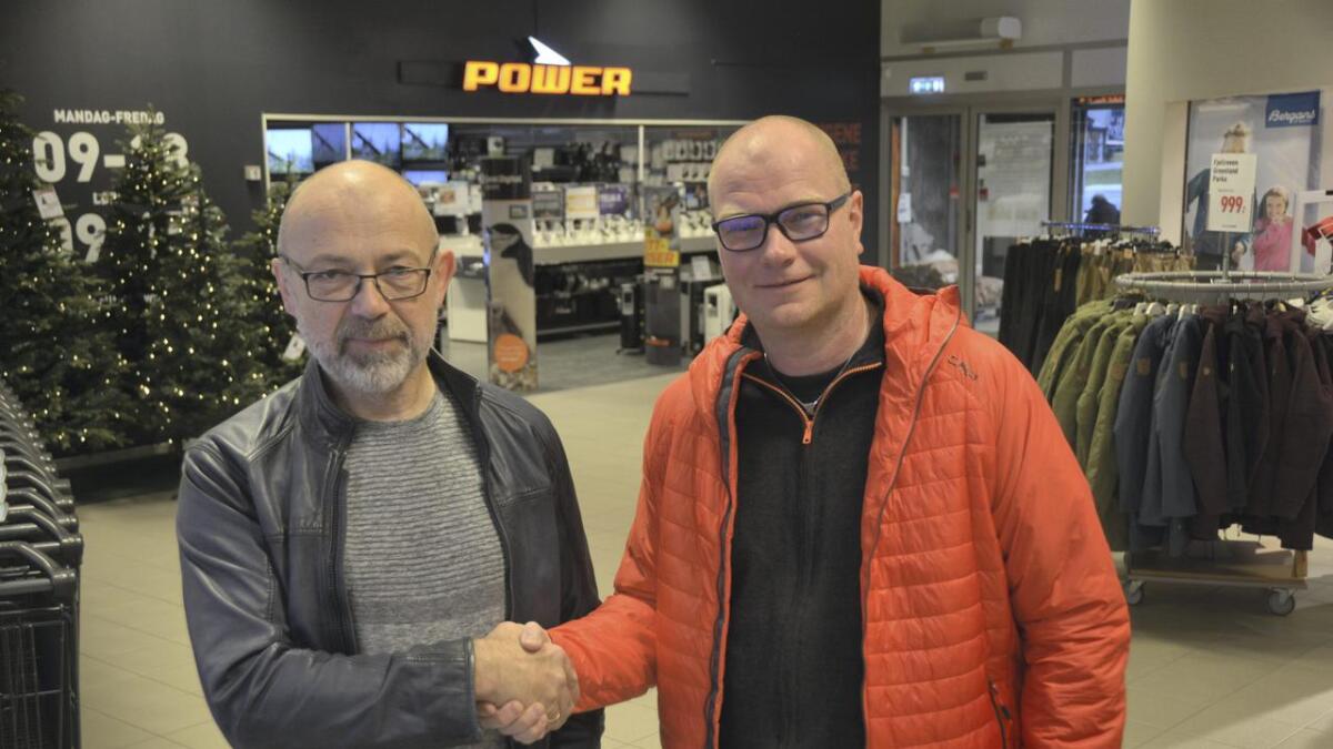 Torbjørn Moen (t.v.), Seljord radio og TV AS sel verksemda si etter 32 år til Bø installasjon (Power Bø) ved dagleg leiar Olav Tangen.	 Båe