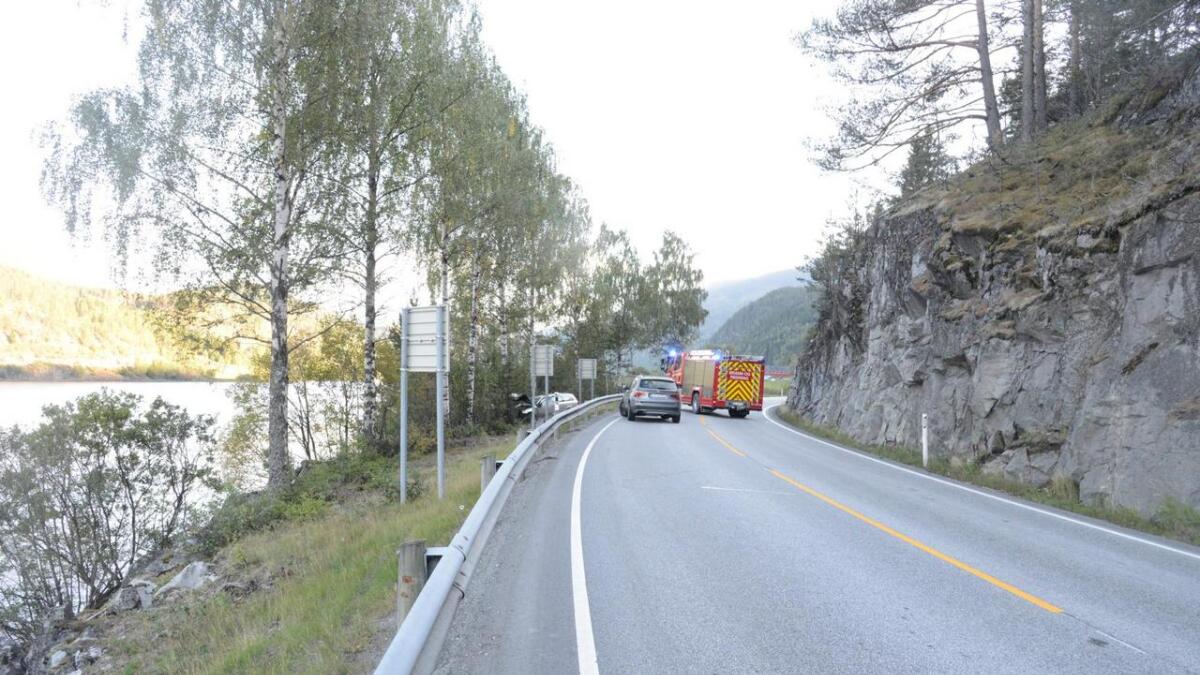 To personar vart skadd då ein bil køyrde av vegen på Rv7 ved Liodden i Nes tysdag.