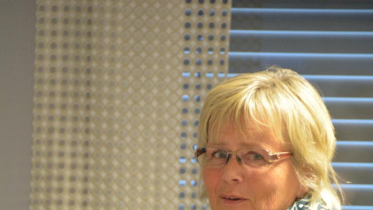 Med blomar og ei personleg helsing vart kommunalsjef Kari Gro Espeland takka av kommunestyret for mange arbeidsår i Seljord kommune.