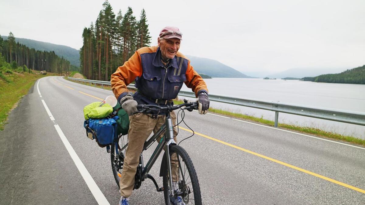 92 år er vel ingen alder når humøret og sykkelen er i orden. Alfred Hjalmar Haugen, busett i Kristiansand, men opphavleg frå Herefoss sykla oppover Setesdal sist veke.