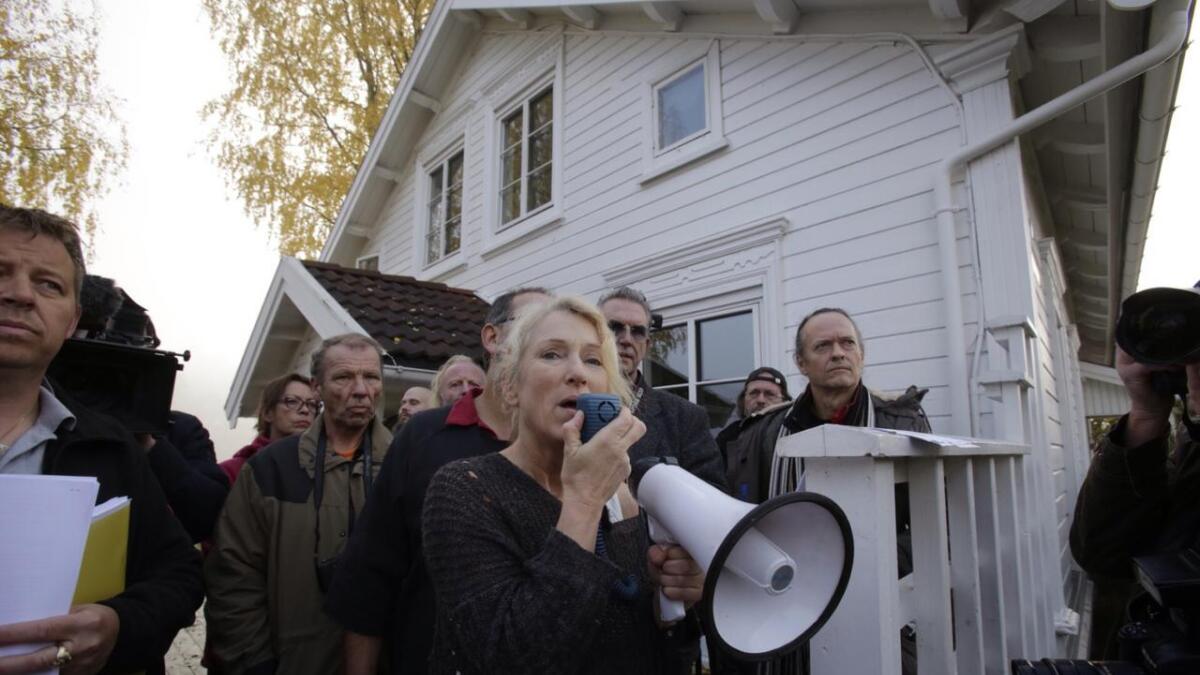 Ingunn Sigurdsdatter var tydelig i sin sak da hun snakket til  politiet og demonstrantene som hadde møtt opp i hagen hennes mandag formiddag.