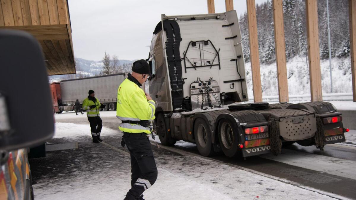 22 av dagens 74 trafikkstasjonar i Statens vegvesen blir lagt ned. Gol får halde fram, men opningstida blir redusert frå fire til tre dagar i veka. Biletet er frå ein tungbilkontroll i vinter.