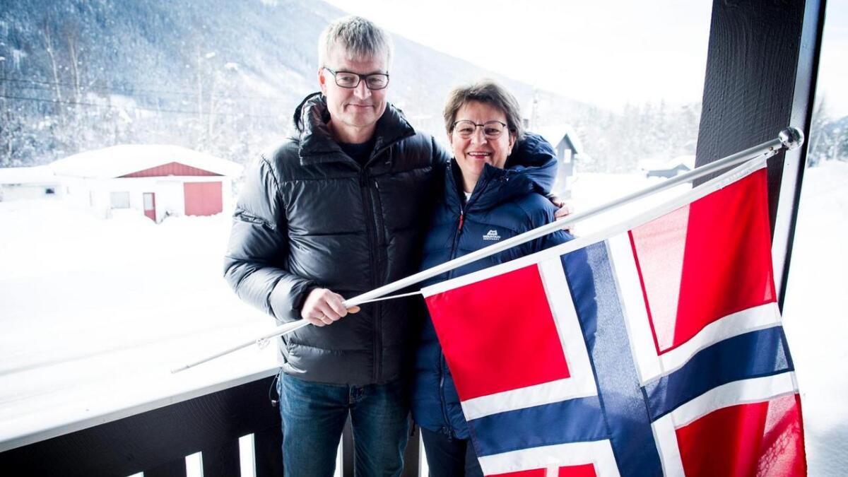 Foreldra til OL-vinnar Øystein Bråten, måtte reise heim frå hytta etter finalen i Pyeongchang. F.v. Ove og Barbro Bråten.