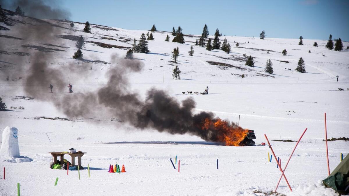 Tysdag starta ein snøskuter å brenne på Golsfjellet. Maskinen vart overtent etter kort tid. Ingen personar kom til skade.