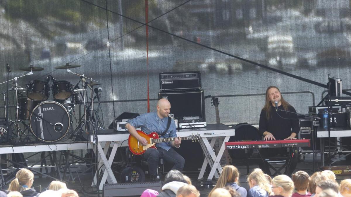 Eirik Søfteland fekk med seg Vinnesholmen frå første stund. På scenen hadde han god hjelp av gitarist og fusing, Tore Christer Storlid.