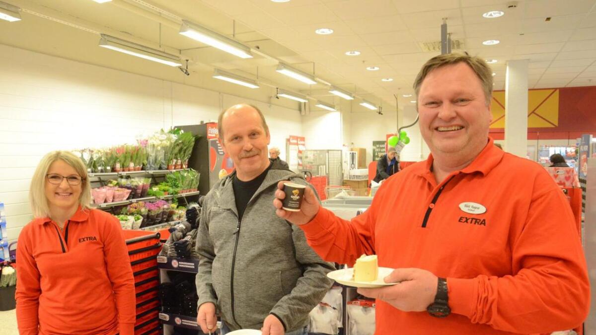 Butikksjef Bård Ragnar Lian, til høgre, hadde grunn til feire og smile saman med Nina Pettersen og Ole Petter Vestland frå Coop Norge under opninga av butikken.