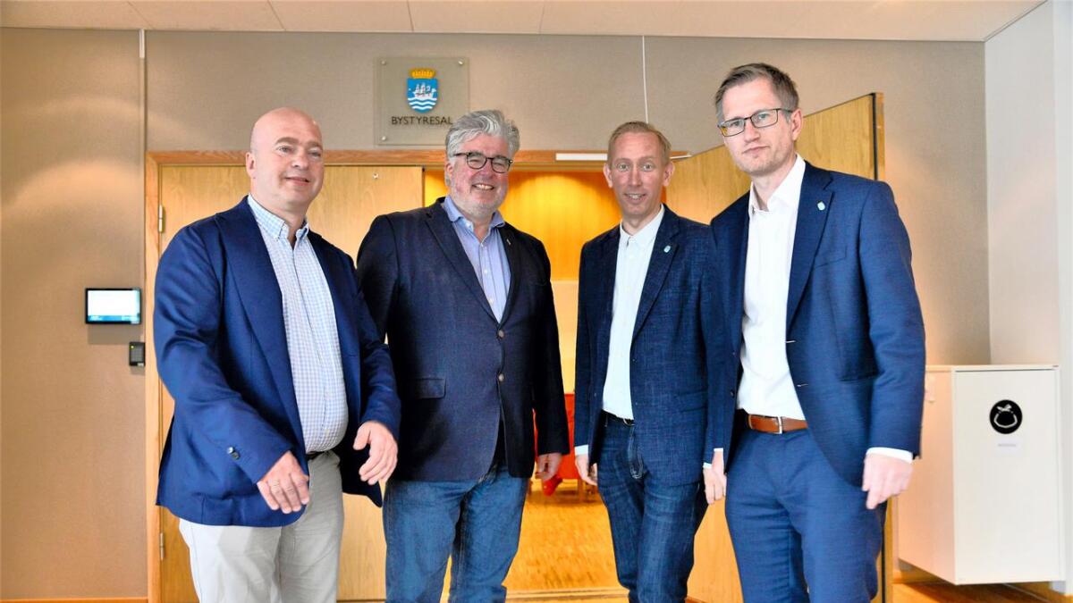 Gruppelederne Anders Kylland (Frp), Geir Fredrik Sissener (H), Terje Eikin (KrF) og ordfører Ribert C. Nordli (Ap) går sammen om å si nei til bompenger på nye E18.