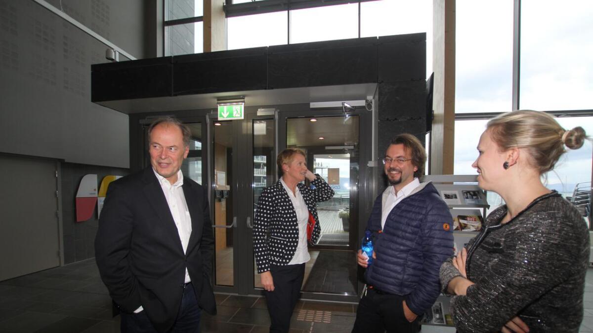 Tom Remlov, informasjonssjef og pressekontakt i riksteatret, Mette Hægeland Blom, og Ole Tobias Lindeberg og Janne Mari Hjelle i Oseana.