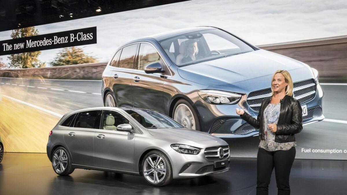 Mercedes-Benz B-klasse er ein av mange nyheiter i Paris, her presentert av Daimler-styremedlem Britta Seeger. Trenden generelt er elektrifiserte bilar, både heilelektrisk og hybrid.