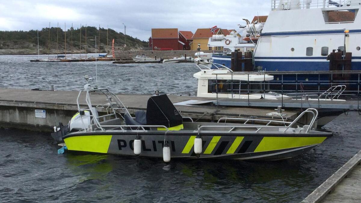 Sjøsida  av kommunesenteret på Hvaler er prega av ei travel gjestehamn, fergetrafikk til øyane aust i kommunen, rutebåt til Strømstad, taxibåttrafikk og politiibåten som ligg klar.