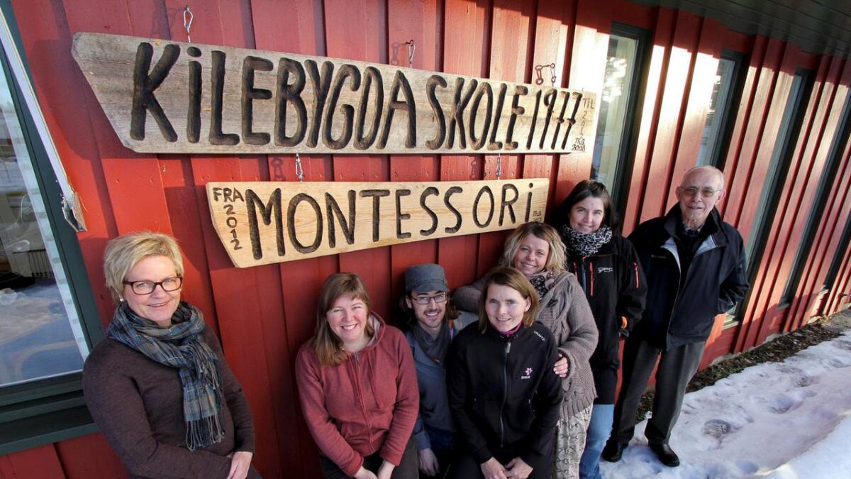 Kilebygda Montessoriskole manglet kvalifiserte pedagoger, og har måttet skaffe seg det i kamp med et voksende antall montessori-skoler. Styreleder Elisabeth Endrestad nummer to fra venstre.