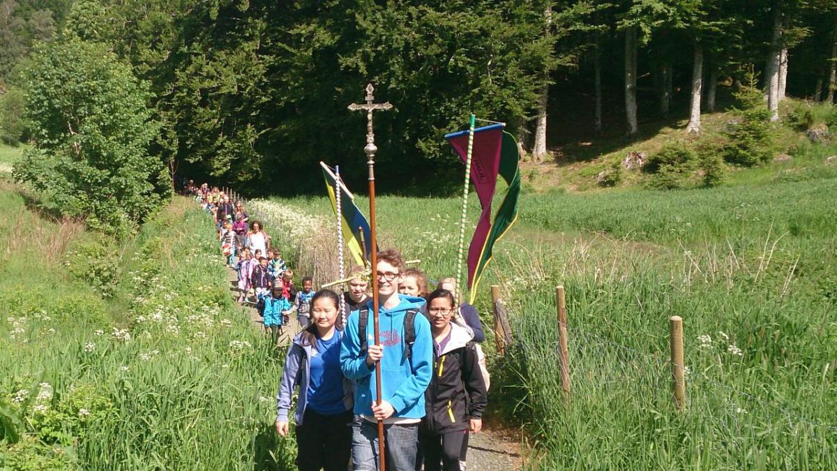 Sommaren 2013 møtte 300 elevar frå St. Paul skule i Bergen opp ved Lyse kloster for å feira messe i klosterruinane. Også i Os er katolikkane store, og har flest medlemmer av kyrkjesamfunna utanfor statskyrkja.
