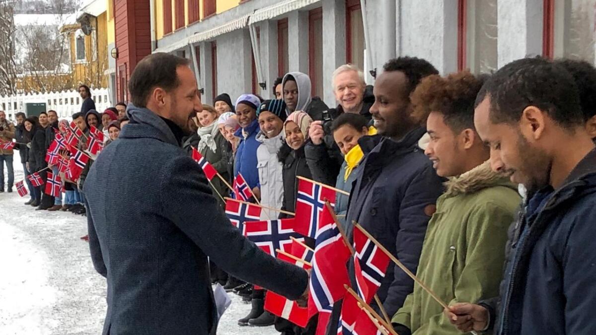 25-30 elevar frå Læringssenteret møtte Kronprins Haakon før han gjekk inn i lokala til UngInvest.