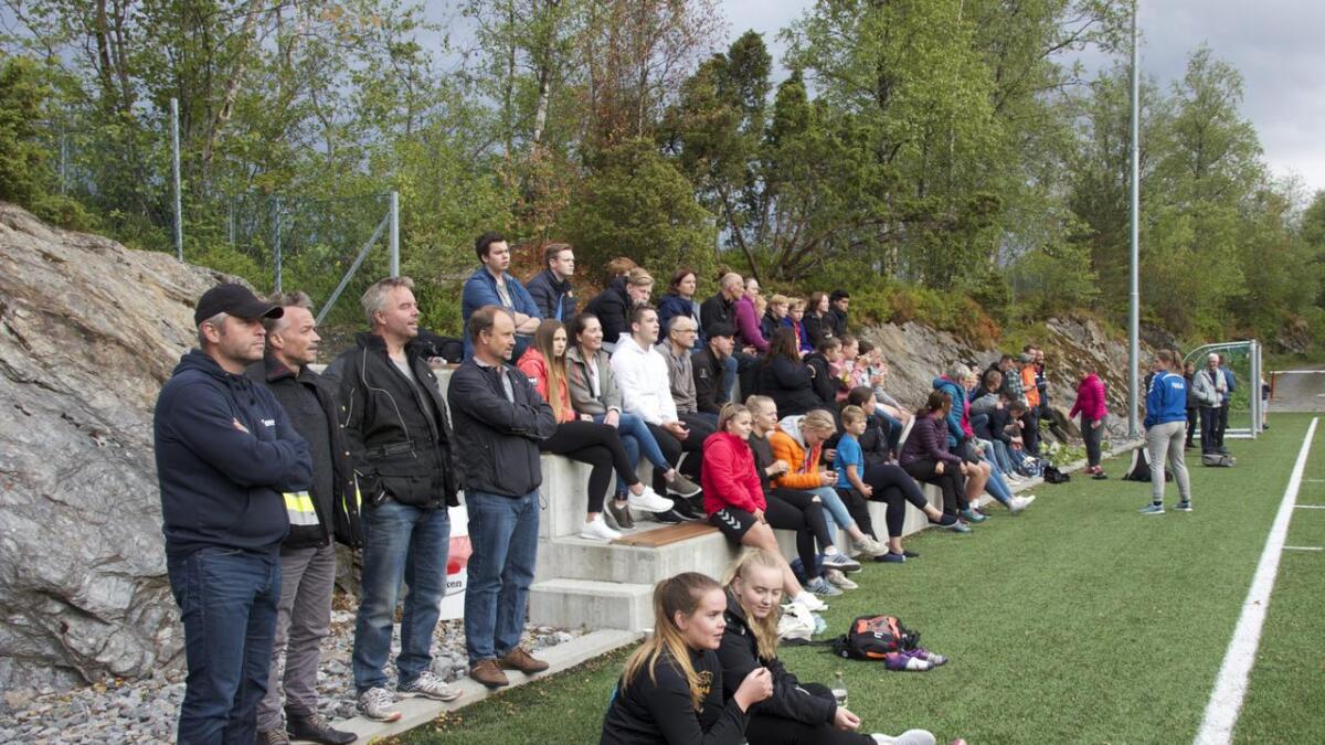 Mange i bygda ofra VM-fotball for å få med seg lokaloppgjera i Ådlandsfjorden.