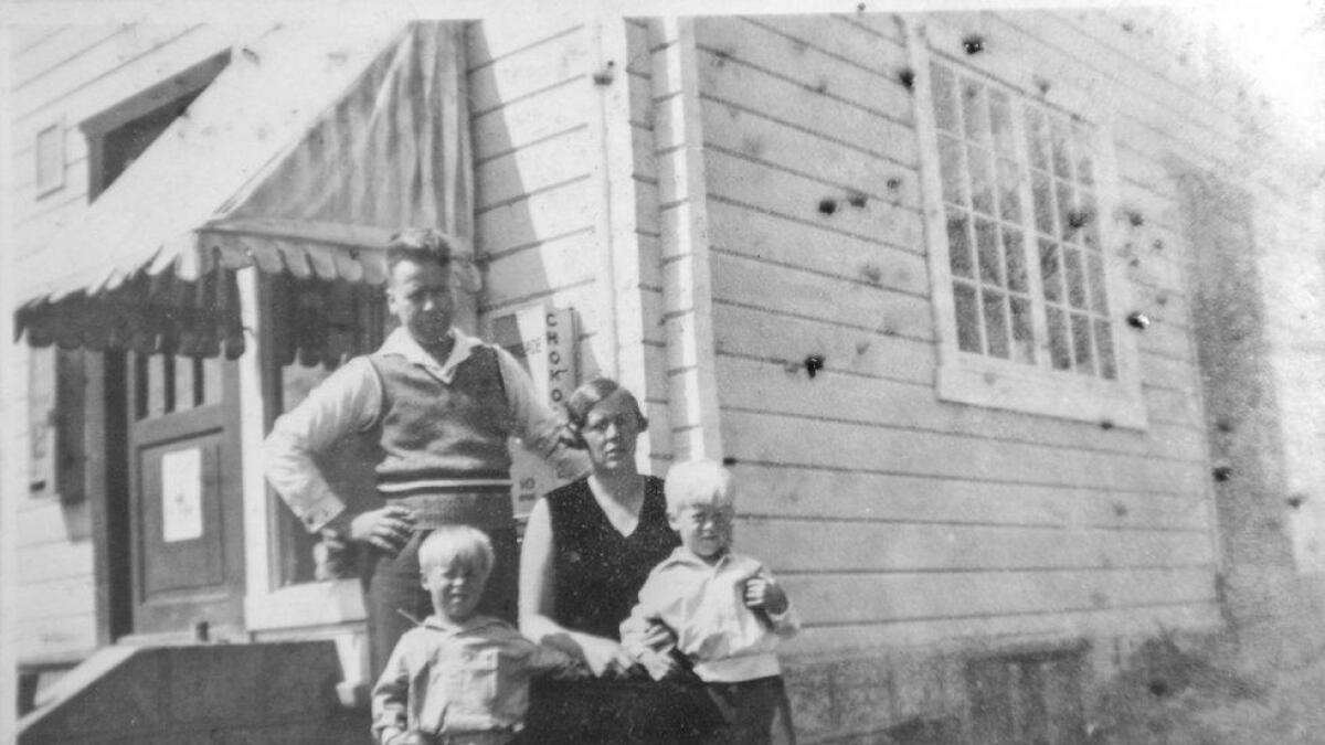 Olav N. Bakkegård (bak t.v.) og Margit Bakkegård med ungane Fritjof og Reidar.