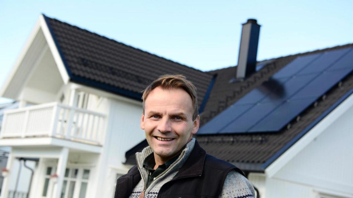 Petter Owesen og familien i Hemsedal har fått solcellepanel på bustadhuset sitt. Dei reknar med å spare om lag ein fjerdedel av straumutgiftene.