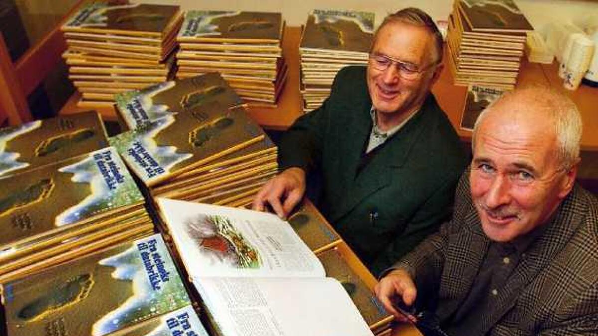 Tom Svennevig (t.v.) og Stein Gauslaa er godt fornøyd med resultatet. I går signerte og solgte de bøker i Agderpostens ekspedisjon.