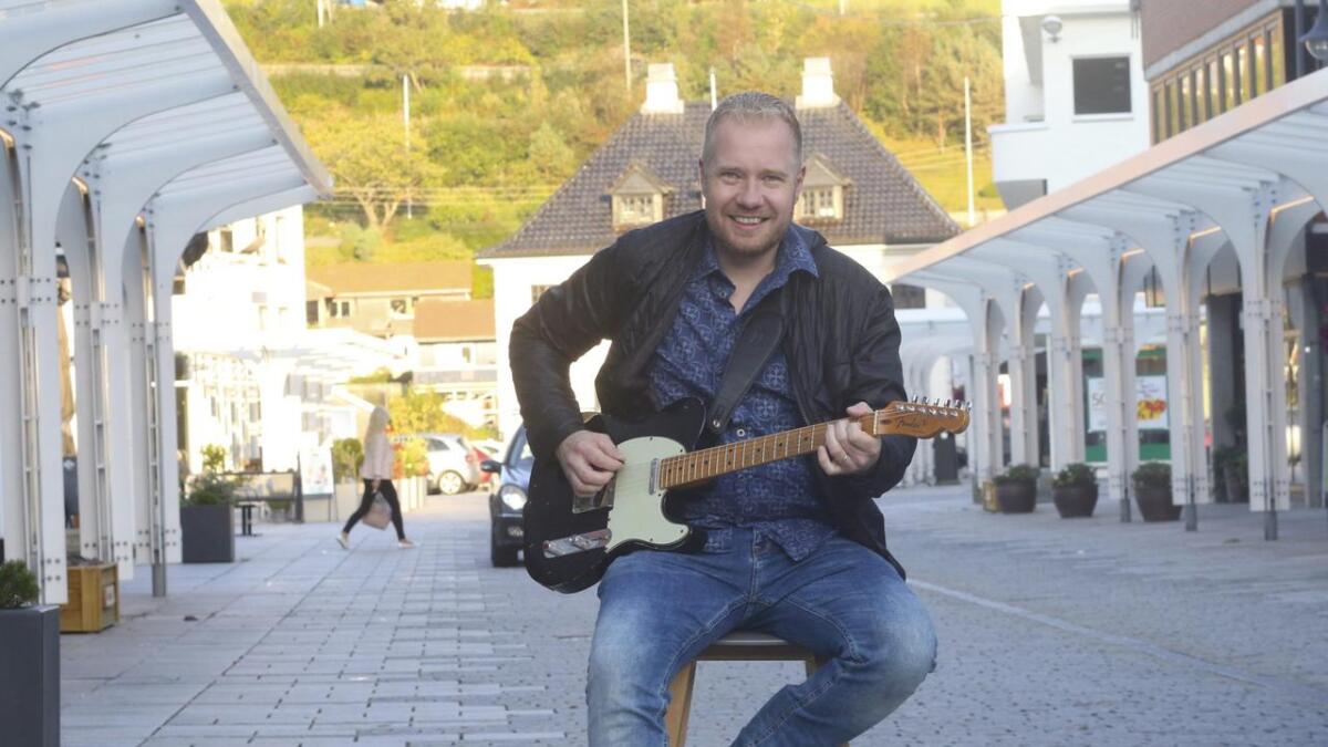 Steinar Lyssand har fleire låtar på debutplata der han hyllar heimstaden Os og det å bu landleg til ved sjøen.