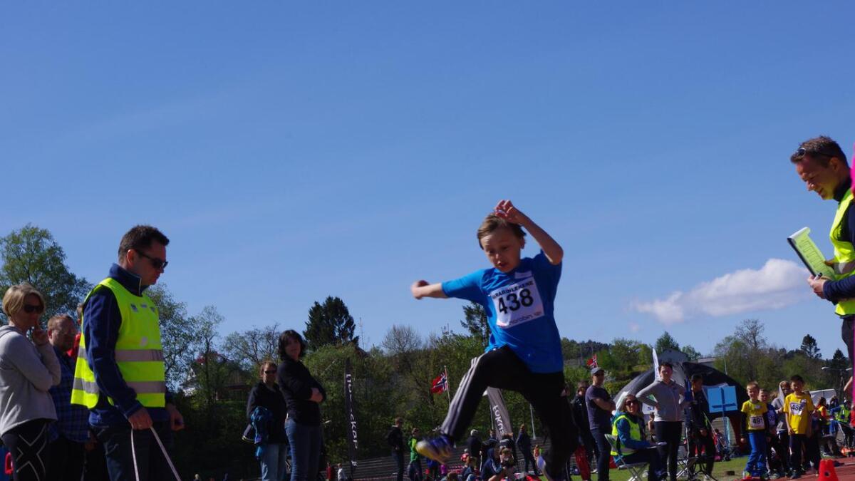 Louis Botnevik Eickhoff (9 år) klemte til og sette ny stemnerekord i lengde i klassen gutar 10 år i helga. Den tidlegare rekorden var på 3,55 meter. Louis hoppa 3,62 meter. Biletet er frå eit tidlegare stemne.