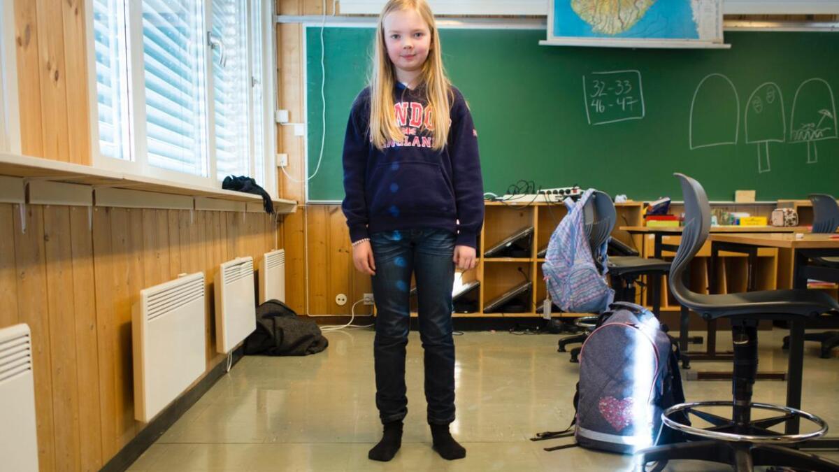 Mari Amalie Kristiansdatter viser stolt frem hvordan hun har plassert batteriene på gulvet.