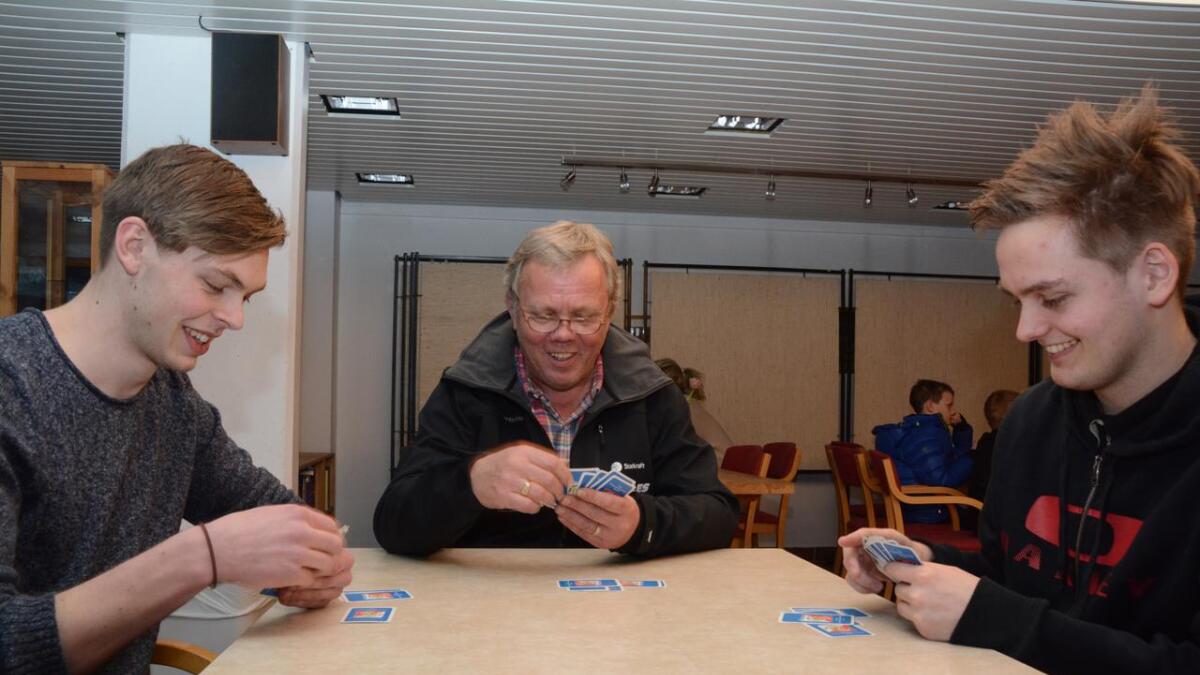 Sebastian Geissler (t.v.), Håvard Lio og Ole André Haukås spelar fast i Rauland bridgeklubb, og no er juniorane tekne ut til nordisk meisterskap og EM i bridge.