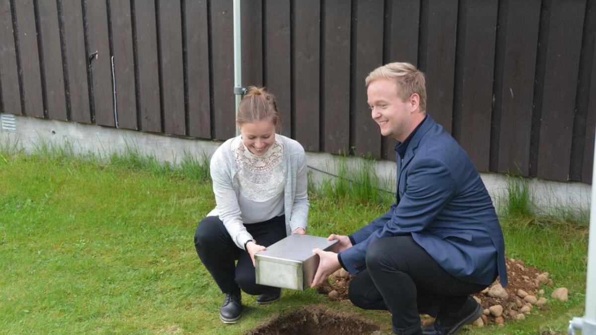 Oda Malmin (t.v.) og Espen Moe Breivik fekk æra av å legge ned grunnsteinen til Vinje-senteret.