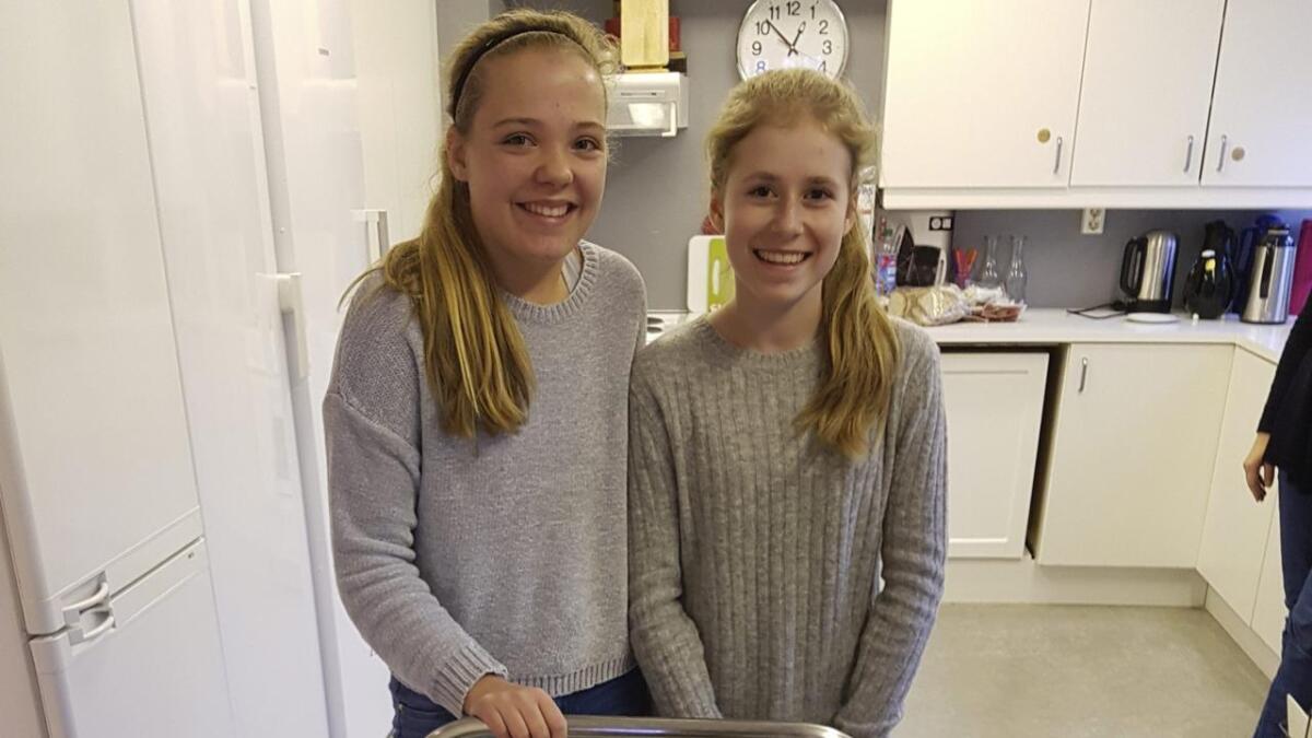 Ellinor og Elina går i 9. klasse på Nore Neset ungdomsskule og tek eit valfag som går ut på å hjelpa andre.