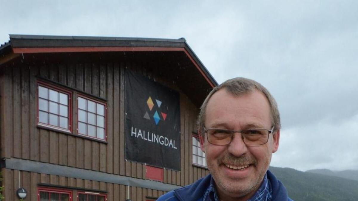 Økonomiansvarleg Nils Gudbrandsplass har ein liten haug med plakatar i hendene. Eit stjernegalleri som har vore på Hallingmarken i desse 50 åra.