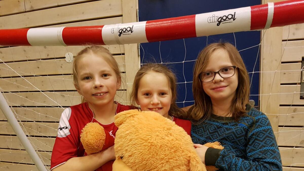 Anne Solveig Nordbø (t.v.), Vilde Winther Pettersbakken og Kari Helene Tveit likar godt å spele handball. Her saman med handball-maskotten «Brum-Brum». (Privat foto)