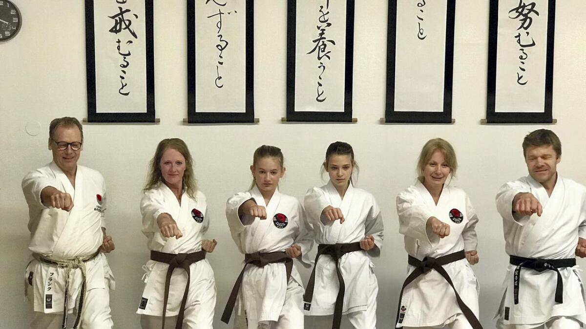 Sensei Frank Bruun (f.v. Tønsberg Karateklubb), Ann-Christin Høgetveit (graderte til 1. kyu), Emilie Gjerlid Sollid, Eirin Hyttedalen, Irina Groven og Sensei Rainer Müller .