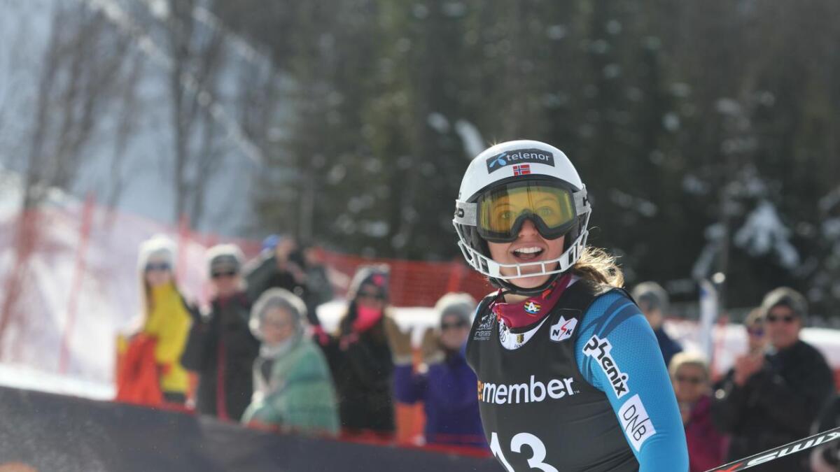 Ifølge Norges Skiforbund skal Maria Tviberg ha klaga på smerter i høgre kne etter fallet.