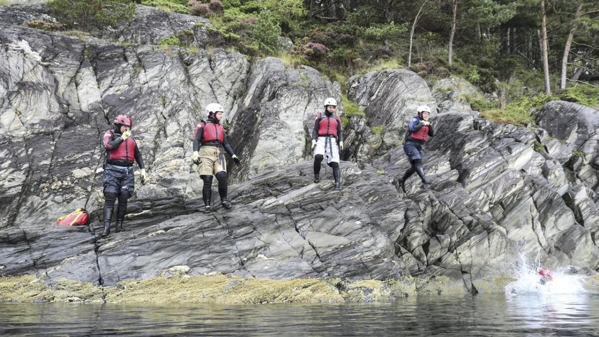 Coasteering er på ein måte å gå tur i vatnet. Ein hoppar, sym, klatrar og beveger seg langs klippane.