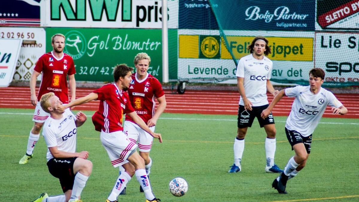 HFK-herrane fekk det tøft borte mot Mjøndalen. Jonas Bergane, Anders Mastrup, Gaute Vedvik under ein tidlegare kamp i haust.