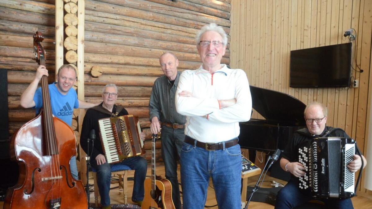 Ole Ellefsæter har det kjente gammaldansorkesteret Aage Sogns i ryggen i  studioet på Svenkerud. Frå venstre Geir Åge Sogn, Oddvar Fingarsen, Tor Bekkelund og Aage Sogn.
