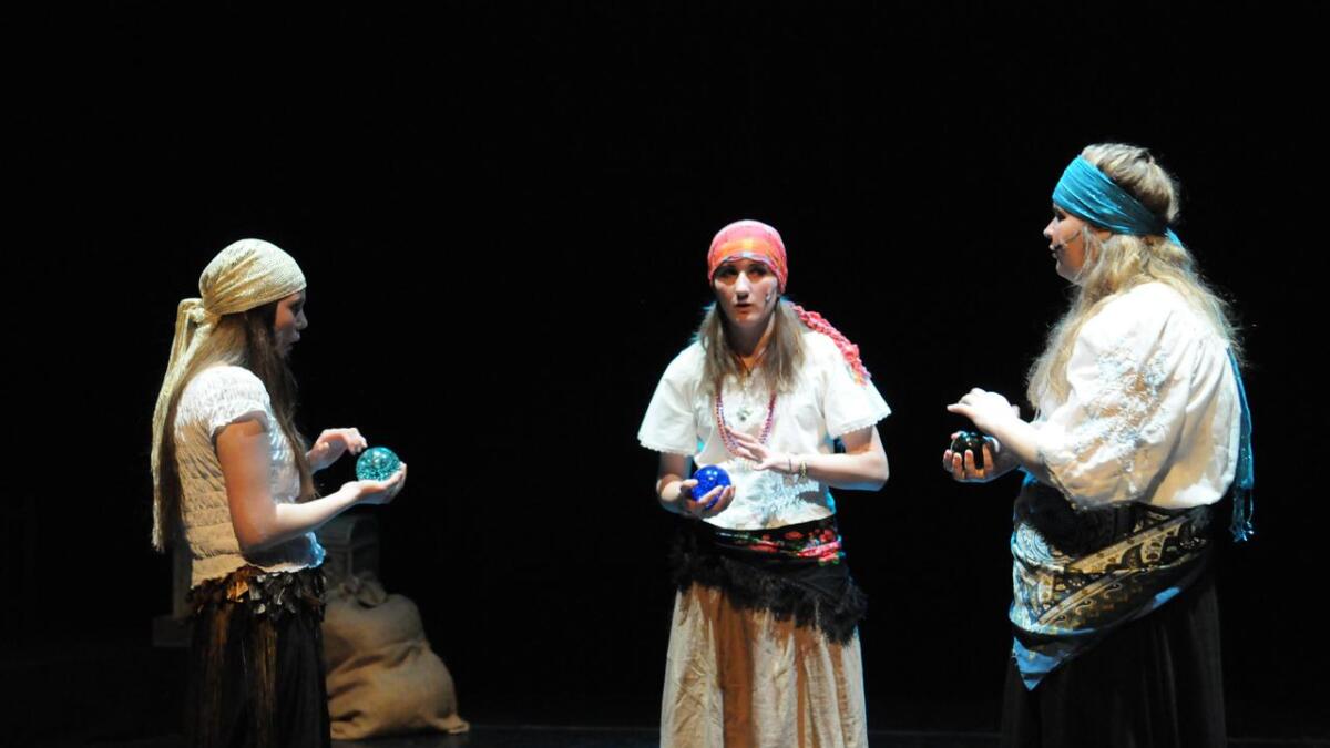 Her er det tre heksene som Macbeth møter. De er spilt av Kine Therese Hagen, Frida Haugen og Siri Opaker.