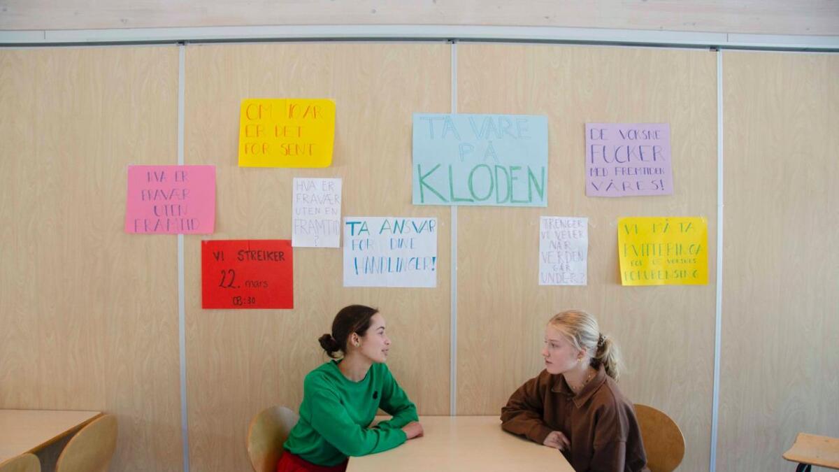 f.v. Elvira Snerte og Amalie Christin Eliassen. Jentene skal streike for miljøet 22. mars og dei har fått med seg