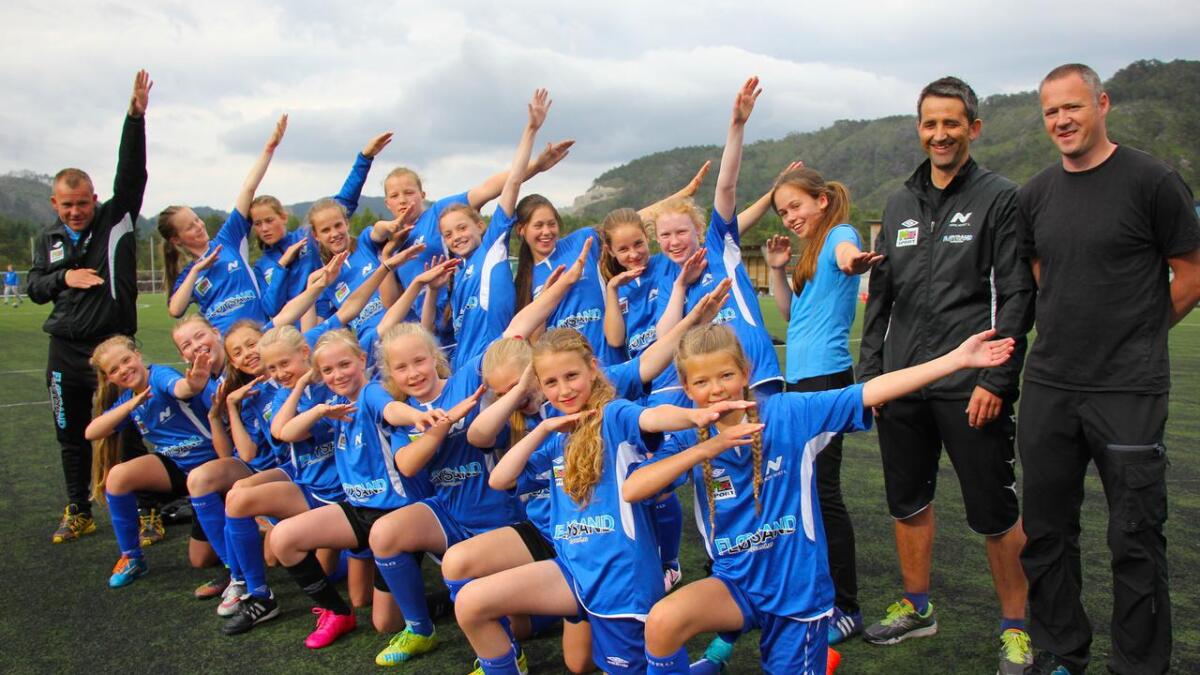 Superlaget Nore Neset jenter 13 vann 1. divisjon. I sin siste kamp borte mot Sædalen vann dei 17-0.