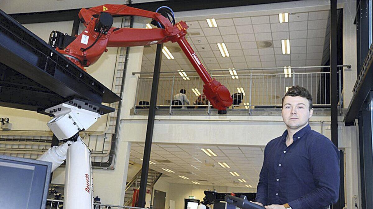 Sondre Sanden Tørdal demonstrerer robotteknologien han har laga for offshore-operasjonar.