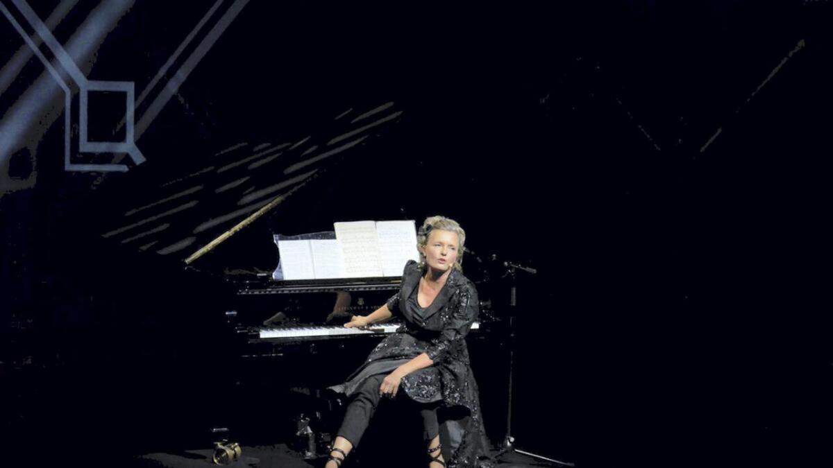 Ingrid Bjørnov har fått gode kritikkar for si femte soloframsyning «Steinway to heaven». Måndag kjem ho til Oseana.